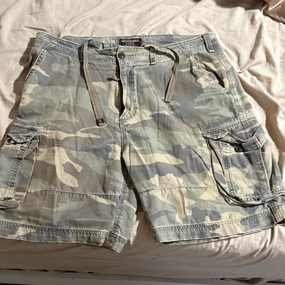 Abercrombie & Fitch Men's Green and Tan Cargo Shorts